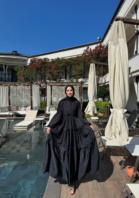 أسود